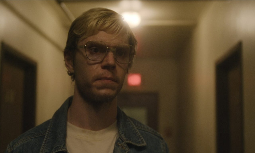 Dahmer - Monster: The Jeffrey Dahmer Story (S1E1)