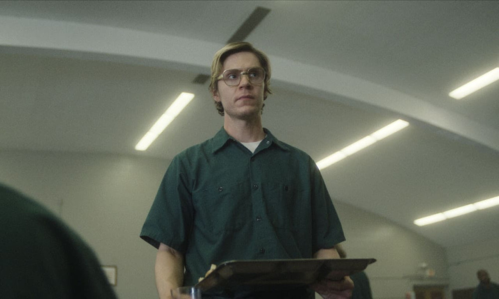 Dahmer - Monster: The Jeffrey Dahmer Story (S1E9)